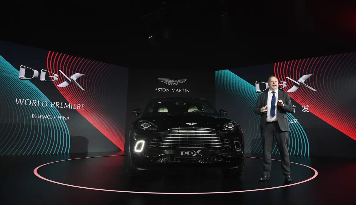 CEO Aston Martin Andy Palmer berbicara saat peluncuran SUV pertama, Aston Martin DBX secara resmi di Beijing, China, Rabu (20/11/2019). Aston Martin DBX memiliki berat 2.245 kg dan diklaim dapat melesat dari 0-100 km/jam dalam waktu 4,5 detik dengan kecepatan puncak 291 km/jam. (GREG BAKER / AFP)