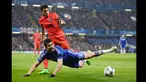 Duel panas terjadi di leg kedua 16 besar Liga Champions antara Chelsea dengan Paris St Germain di Stadion Stamford Bridge, London, Inggris (11/3/15) . Chelsea bermain imbang 2-2 dengan Paris St Germain. (Reuters/Tony O'Brien)
