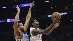 Pemain Los Angeles Clippers, Lou Williams (kanan) berusaha memasukan bola saat diadang pemain Memphis Grizzlies, Brandan Wright pada laga NBA basketball game, di Staples Center, Los Angeles, (2/1/2018). Clippers menang 113-105. (AP/Jae C. Hong)