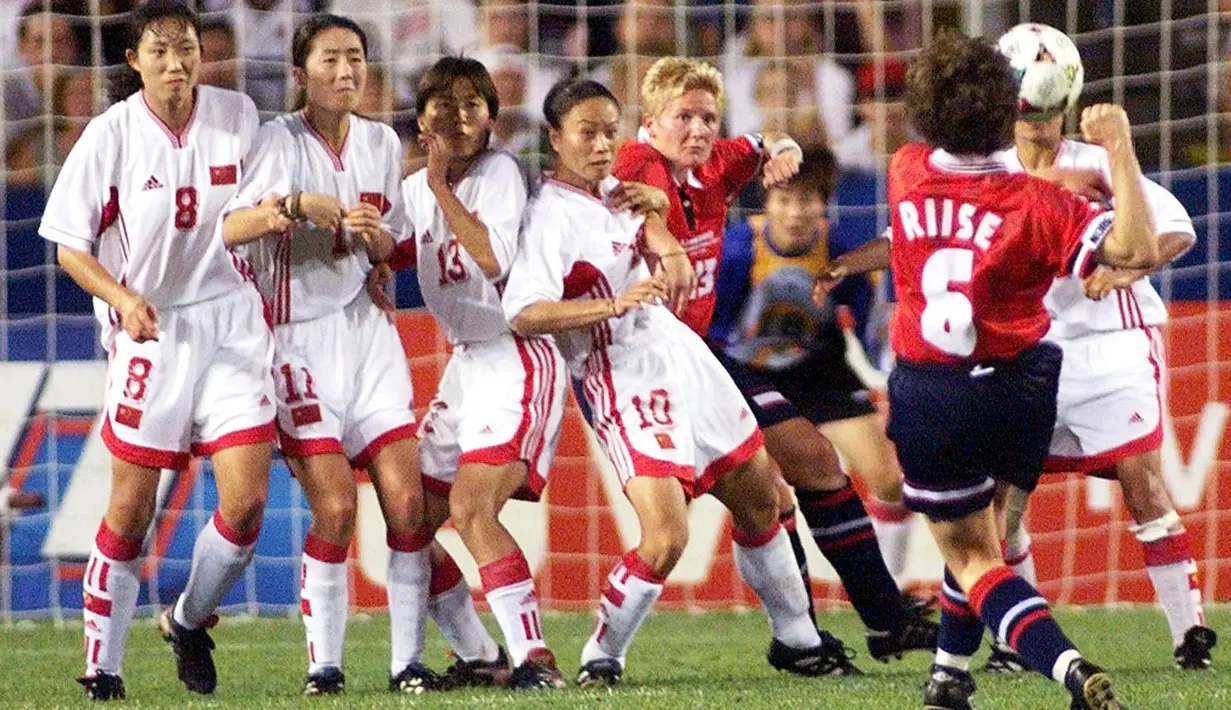 Timnas sepak bola wanita China mengalahkan Norwegia dengan skor telak 5-0 pada semifinal Piala Dunia Wanita 1999 di Amerika Serikat. Di Final, China kalah dari Amerika Serikat melalui adu penalti dengan skor 5-4. ( AFP Timothy A. Clary )