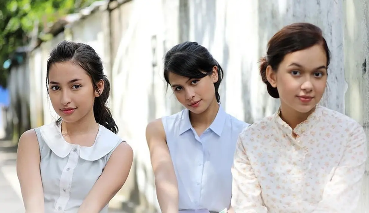 Ainun muda dan teman-temannya, Dina dan Heny (Liputan6.com/Instagram/habibieainunmovie)