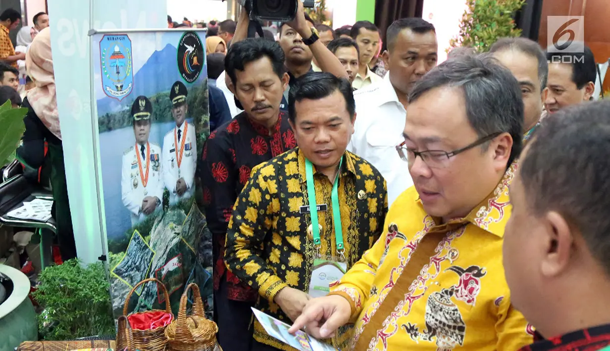 Menteri PPN / Kepala Bappenas Bambang Brodjonegoro meninjau pameran pada acara Pemberian Sertifikat dari UNESCO Global Geopark di Kementerian PPN/Bappenas, Jakarta, Kamis (12/07). (Liputan6.com/HO/Bappenas)