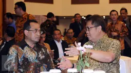 Menteri Perhubungan, Budi Karya Sumadi (kiri) berbincang dengan Menkominfo Rudiantara jelang seminar dan bedah buku Jokoway di Jakarta, Kamis (27/10). Seminar bertema Era Nawacita dan Relevansi Kepemimpinan Multidimensi. (Liputan6.com/Helmi Fithriansyah)