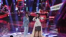 Penyanyi, Afgan saat tampil duet pada Indonesian Box Office Movie Awards 2017 di Studio 6 Emtek City, Jakarta, Rabu (29/3). (Liputan6.com/Helmi Fithriansyah)