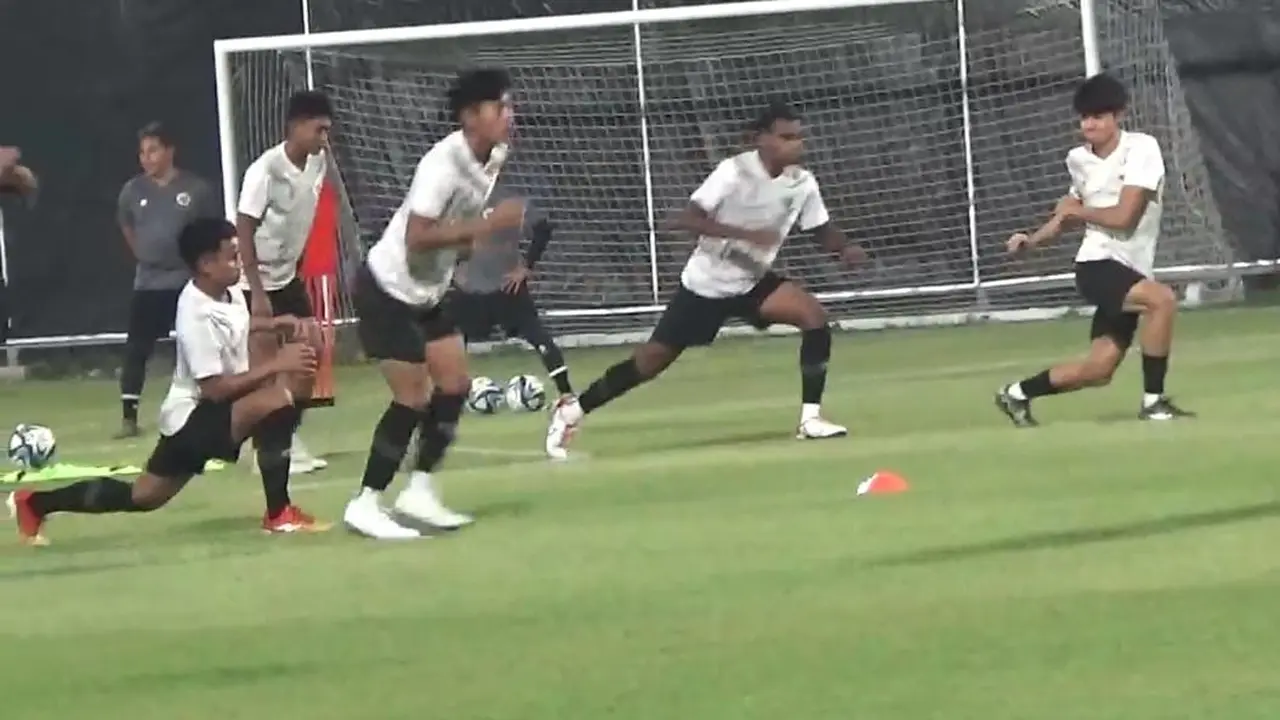 Pemain Timnas Indonesia U-17 saat latihan di Surabaya, Selasa malam (7/11/2023). (Dian Kurniawan/Liputan6.com)