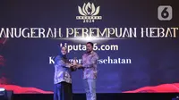 Pegawal Eliminasi Tuberkulosis Prof Erlina Burhan saat menerima Anugerah Perempuan Hebat Liputan6.com dengan Kategori Kesehatan dalam cara Cita dan Cipta 2024 yang diadakan Liputan6.com x Fimela di Hotel Shangri-La Jakarta, Rabu (31/7/2024) malam. (Liputan6.com/Angga Yuniar)