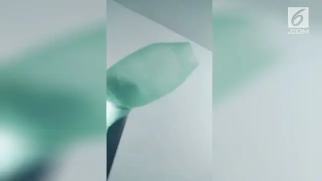 Seorang warga China membuat pendingin ruangan di kamarnya dengan cara unik. Ia mengalirkan udara dingin dari ruang keluarga menggunakan tabung dari kantong plastik.