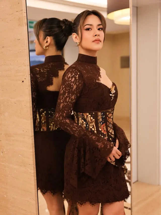 Raisa tampil memesona kenakan korset batik dipadukan mini dress. [@bubahalfian]
