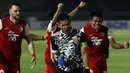 Selebrasi kiper Andritany Ardhiyasa (tengah) dan para pemain Persija Jakarta usai memenangkan adu penalti 4-3 atas PSM Makassar dalam laga leg kedua semifinal Piala Menpora 2021 di Stadion Manahan, Solo, Minggu (18/4/2021). (Bola.com/Ikhwan Yanuar)