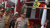 Kapolda Metro Jaya Irjen Gatot Eddy Pramono meninjau persiapan tempat pemungutan suara (TPS) di Kampoeng Pemilu Nusantara, Depok, Jawa Barat, Selasa (16/4). Peninjauan tersebut untuk memastikan persiapan dan keamanan penyelenggaraan pemilu serentak 17 April 2019. (Liputan6.com/Immanuel Antonius)