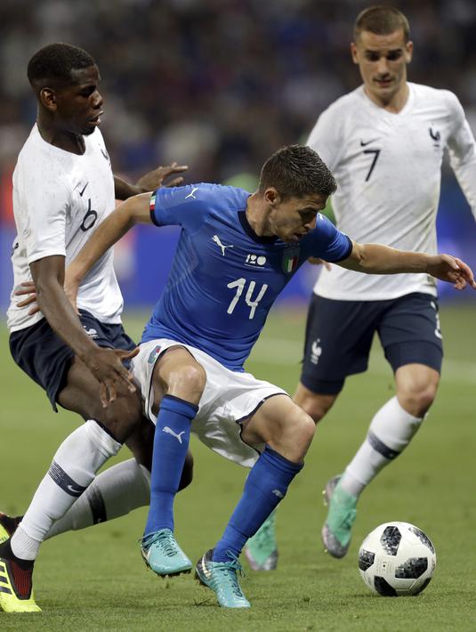 Pemain Italia, Jorginho (tengah) berusaha melewati adangan dua pemain Prancis pada laga uji coba di Allianz Riviera stadium, Nice, (1/6/2018). Prancis menang 3-1. (AP/Claude Paris)