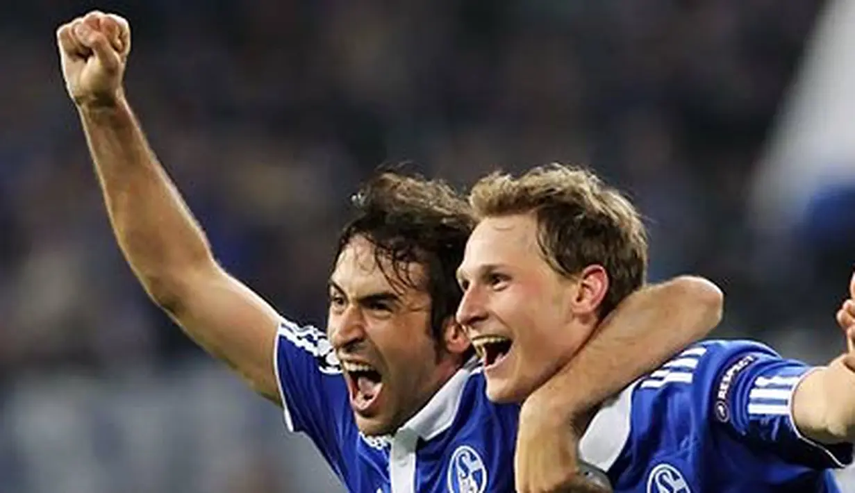 Raul Gonzalez (kiri) dan Benedikt Howedes dua pencetak gol untuk Schalke yang mengalahkan Inter Milan 2-1 pada leg kedua perempat final Liga Champions di Gelsenkirchen, 13 April 2011. Schalke unggul agregat 7-3. AFP PHOTO/DANIEL ROLAND