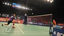 Pebulutangkis, Tommy Sugiarto mengembalikan kok ke Pebulutangkis Lin Dan di Turnamen Bulutangkis BCA Indonesia Open Superseries Premier 2015 di Istora Senayan, Jakarta, Rabu (3/6/2015). Tommy menang 19-21 21-8 21-16. (Liputan6.com/Herman Zakharia)
