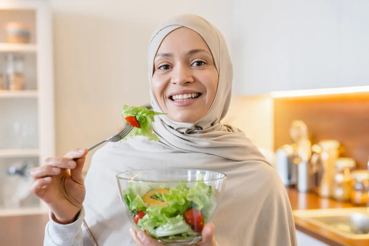 perempuan muslim berhijab makan sehat