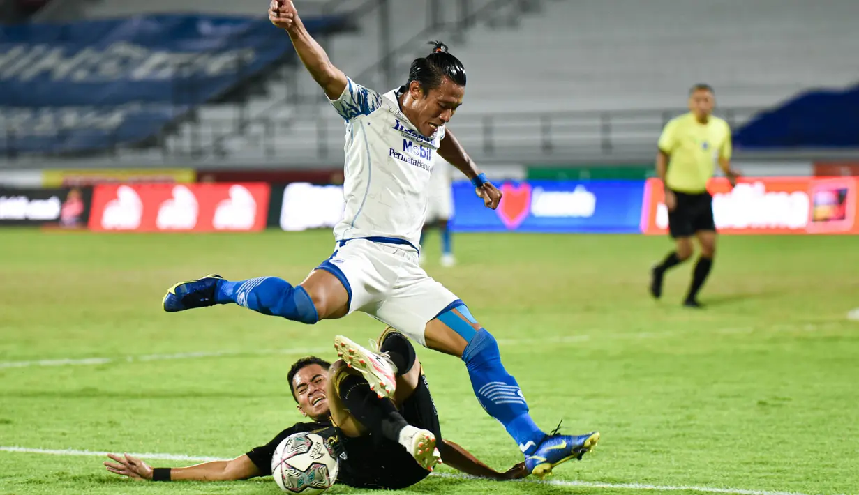 Sejak menit awal kedua tim lebih terlihat tampil berhati-hati. Meskipun sama-sama mendapat tekanan, belum ada permainan lepas dari kedua tim ini. (Dok. Persib)