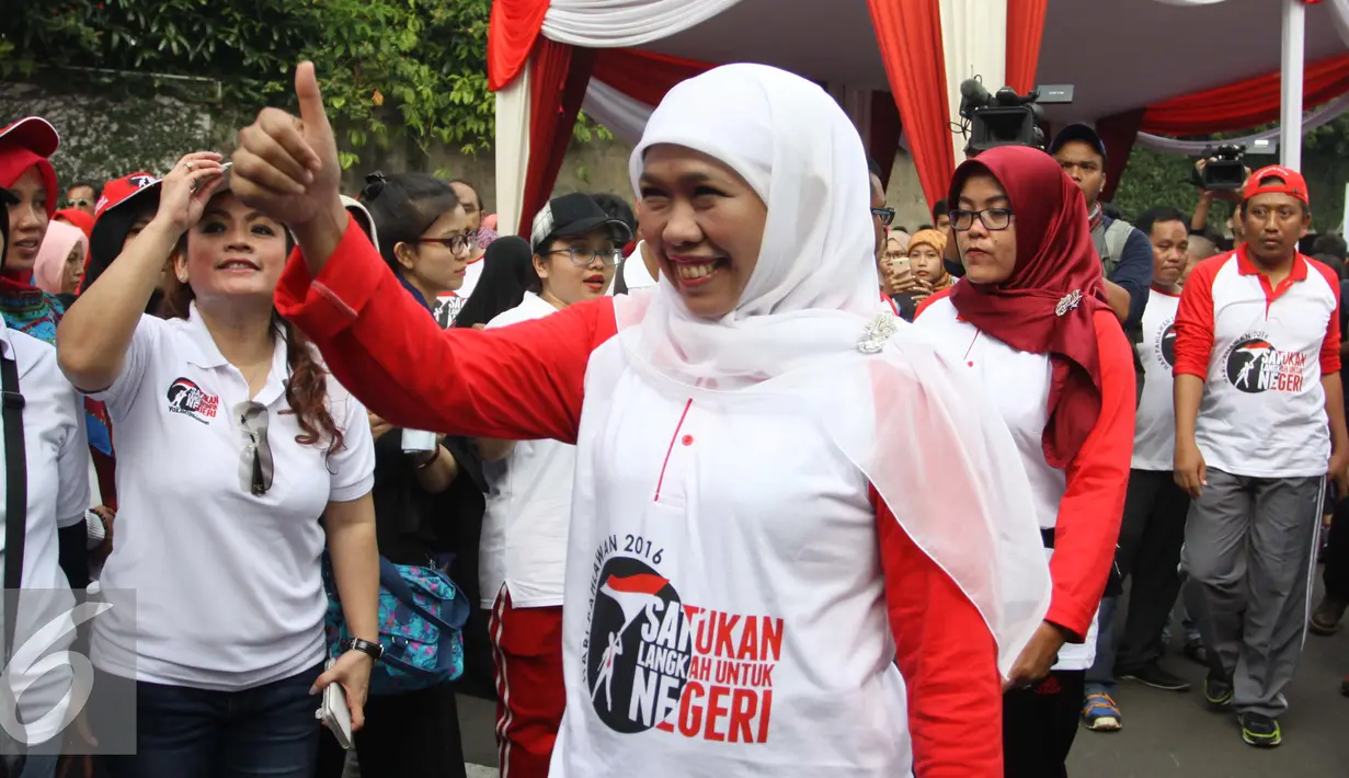Menteri Sosial Khofifah Indar Parawansa menyapa warga saat mengikuti jalan sehat di Car Free Day, Bundaran HI, Jakarta, Minggu (6/11). Menjelang hari pahlawan Khofifah mengajak warga agar lebih mengingat jasa para pahlawan. (Liputan6.com/Gempur M. Surya)