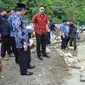 Gubernur Zumi Zola didampingi Bupati Adirozal saat meninjau lokasi jalur evakuasi di kawasan Kabupaten Kerinci. (Liputan6.com/Bangun Santoso)