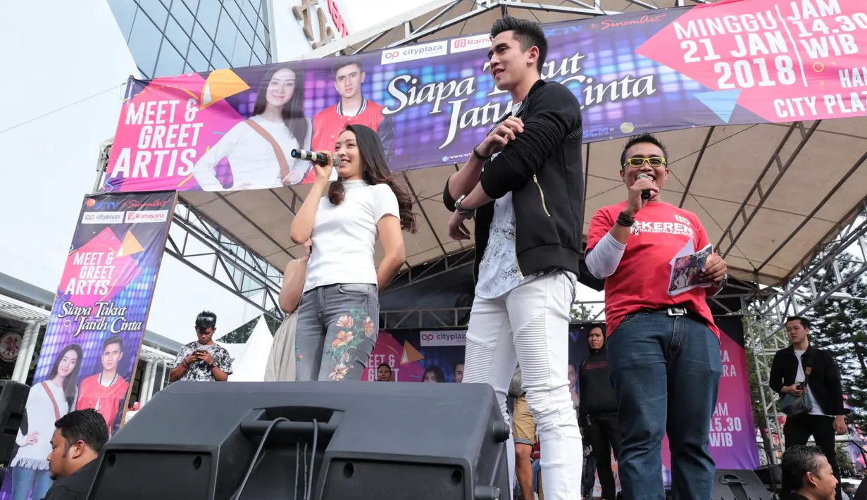 Berada di atas panggung saat menyapa para penggemarnya di City Plaza Jatinegara, Jakarta Timur, Minggu (21/1/2018), Natasha tampil kompak dengan Verrell dengan sama-sama memakai baju putih. (Adrian Putra/Bintang.com)