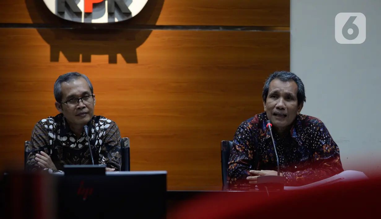 Wakil Ketua KPK Alexander Marwata (kiri) bersama Deputi Pencegahan KPK Pahala Nainggolan (kanan) memberikan keterangan hasil kajian Program Kartu Prakerja, di Gedung KPK, Jakarta, Kamis (18/6/2020). (merdeka.com/Dwi Narwoko)