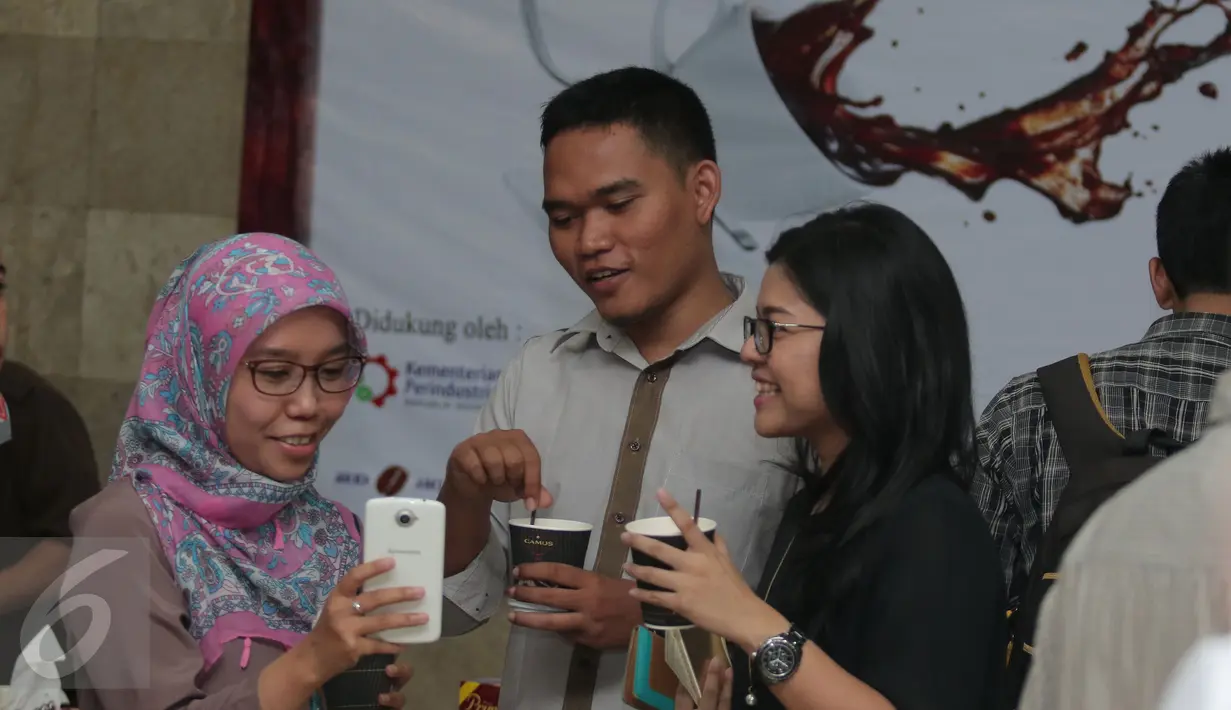 Pengunjung menikmati kopi gratis di Gedung Kementerian Perindustrian, Jakarta, Kamis (1/10/2015). Acara bagi-bagi kopi gratis ini dalam rangka Pencanangan Hari Kopi Internasional yang jatuh pada tanggal 1 Oktober. (Liputan6.com/Angga Yuniar)