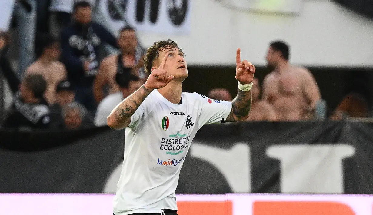 Spezia memastikan kemenangan berkat gol Przemyslaw Wisniewski dan Salvatore Esposito di babak kedua. (AFP/Vincenzo Pinto)