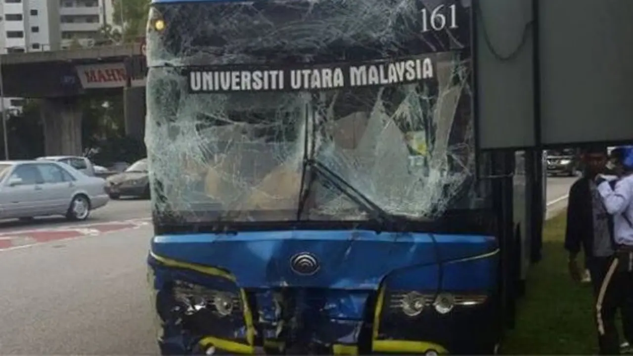 Bus pengangkut atlet 3 negara SEA Games kecelakaan. (Asia News Network)
