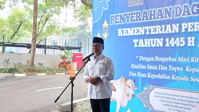 Menteri Perdagangan Zulkifli Hasan mulai membagikan daging kurban kepada pekerja di lingkungan Kementerian Perdagangan. (Foto: Liputan6.com/Arief RH)