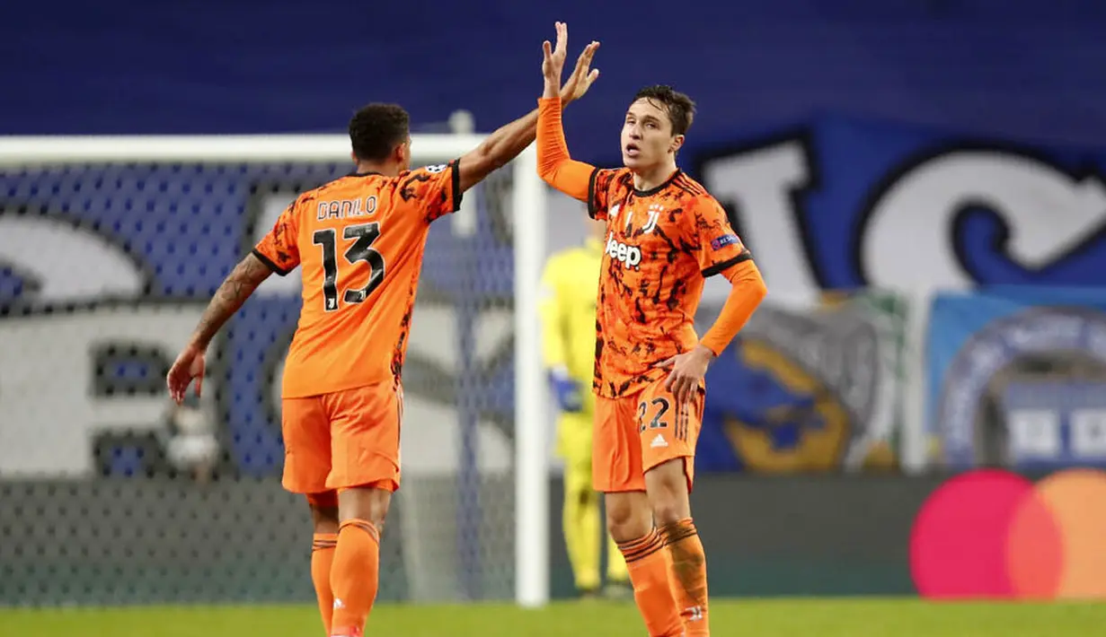 Penyerang Juventus, Federico Chiesa, melakukan selebrasi bersama Danilo uai mencetak gol ke gawang Porto pada laga Liga Champions di Stadion Dragao, Kamis (18/2/2021). Porto menang dengan skor 2-1. (AP/Luis Vieira)