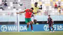 <p>Pemain Timnas Maroko U-17, Abdelhamid Ait Boudlal (kiri) berduel udara dengan pemain Timnas Ekuador U-17, Allen Obando pada laga kedua Grup A Piala Dunia U-17 2023 di Stadion Gelora Bung Tomo (GBT), Surabaya, Senin (13/11/2023). (Bola.com/Bagaskara Lazuardi)</p>
