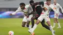 Gelandang Bayern Munchen Alphonso Davies berebut bola dengan bek RB Leipzig Mohamed Simakan pada laga pekan ke-16 Bundesliga Jerman 2022-2023 di Red Bull Arena, Sabtu (21/1/2023) dini hari WIB. Bayern Munchen berbagi poin saat bertandang ke markas RB Leipzig. (AP Photo/Matthias Schrader)