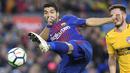 Striker Barcelona, Luis Suarez, melepaskan tendangan saat melawan Atletico Madrid pada laga La Liga Spanyol di Stadion Camp Nou, Barcelona, Minggu (4/3/2018). Barcelona menang 1-0 atas Atletico. (AFP/Lluis Gene)