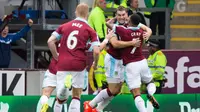 Para pemain Burnley merayakan gol ke gawang Liverpool pada laga Premier League di Turf Moor, Burnley, Sabtu (20/8/2016). (AFP/Jon Super)