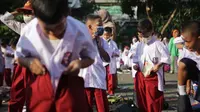 Masa Pengenalan Lingkungan Sekolah (MPLS) di SDN Uwung Jaya, Kecamatan Cibodas, Kota Tangerang menuai kontrofvrsi. Pasalnya, anak-anak kelas 1 ikut lomba ganti baju seragam SD di hari pertamanya sekolah dan dilakukan di lapangan terbuka (Istimewa)