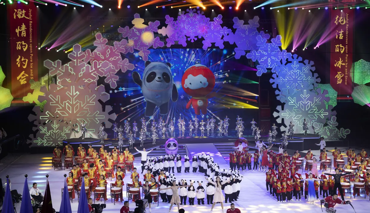 Suasana peluncuran Maskot Olimpiade Musim Dingin Beijing 2022 Bing Dwen Dwen dan maskot Paralimpik “Shuey Rhon Rhon” di Arena Hoki Es Shougang (17/9/2019). (AP Photo/Ng Han Guan)