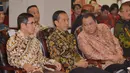 Presiden Jokowi duduk berdampingan dengan para hakim MK saat menghadiri peresmian Pusat Sejarah Konstitusi di Gedung MK, Jakarta, Jumat (19/12/2014). (Liputan6.com/Faizal Fanani)