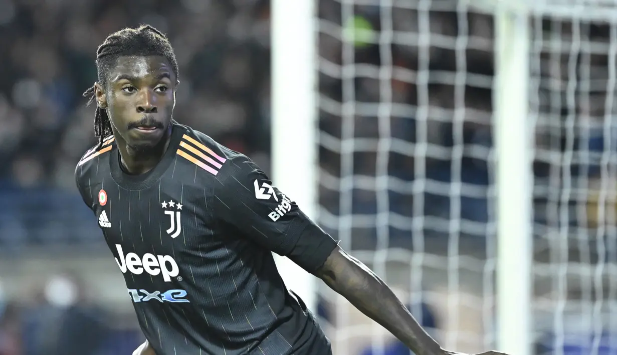 Penyerang Juventus, Moise Kean berselebrasi usai mencetak gol ke gawang Empoli pada pertandingan lanjutan Liga Serie A Italia di stadion Carlo-Castellani di Empoli, Minggu (27/2/2022). Juventus menang tipis atas Empoli 3-2. (AFP/Alberto Pizzoli)