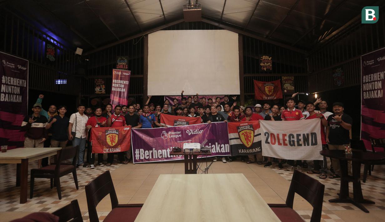 Komunitas United Indonesia berfoto bersama usai menyaksikan laga Manchester United (MU) melawan Everton di Bunker Terrace Cafe di Java Palace Hotel Jababeka, Cikarang, Sabtu (9/3/2024) malam WIB. Roaring Night Premier League ini berlangsung seru karena MU berhasil menang 2-0 dalam laga tersebut. (Bola.com/Pradipta Rama Baskara)
