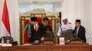 Presiden Joko Widodo dan Wakil Presiden Jusuf Kalla memimpin rapat Kabinet di Kantor Presiden komplek Istana Kepresidenan, Jakarta, Rabu (1/9/2015). Rapat membahas krisis ekonomi yang sedang dilanda Indonesia saat ini. (Liputan6.com/Faizal Fanani)