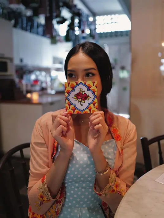 Padu padan gaya Anya satu ini tampaknya memberi kita inspirasi tampil stylish dan kekinian dengan kebaya di keseharian. Well, bagaimana menurutmu Sahabat Fimela?  [@anyageraldine]