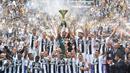 Para pemain Juventus mengangkat trofi Serie A usai kalahkan Hellas Verona di Allianz Stadium Turin, Italia, (19/5/2018). Juventus sukses raih gelar Seri A tujuh kali  beruntun.  (Alessandro Di Marco/ANSA via AP)
