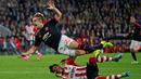 Pemain Manchester United, Luke Shaw, dilanggar pemain PSV, Hector Moreno dalam pertandingan Grup B Liga Champions yang berlangsung di Stadion Philips, Eindhoven, Belanda. Selasa (12/9/2015). (Action Images via Reuters /Andrew Couldridge)
