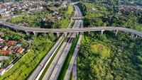Foto udara memperlihatkan ruas Jalan Tol Bogor-Ciawi-Sukabumi (Bocimi) di Cibadak, Kabupaten Sukabumi, Jawa Barat, Jumat (31/10/2025). Jalur ini membuka akses lebih cepat menuju kawasan yang dikenal memiliki potensi besar di sektor pariwisata dan ekonomi kreatif. (merdeka.com/Arie Basuki)
