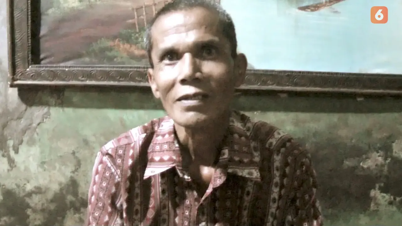 Alvi Noviardi, guru honorer asal Sukabumi viral nyambi jadi pemulung untuk dapat ongkos pergi mengajar (Liputan6.com/Fira Syahrin).