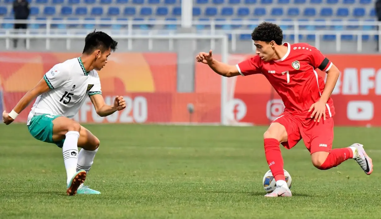 Pemain Timnas Indonesia U-20 Dzaky Asraf berebut bola dengan pemain Suriah U-20 Hozan Rawan pada laga matchday kedua Grup A Piala Asia U-20 2023 di Lokomotiv Stadium, Tashkent, Uzbekistan, Sabtu (4/3/2023). Timnas Indonesia U-20 memetik tiga poin krusial atas Suriah sekaligus menghidupkan kans untuk lolos ke babak perempat final Piala Asia U-20 2023. (FOTO: Dok. PSSI)