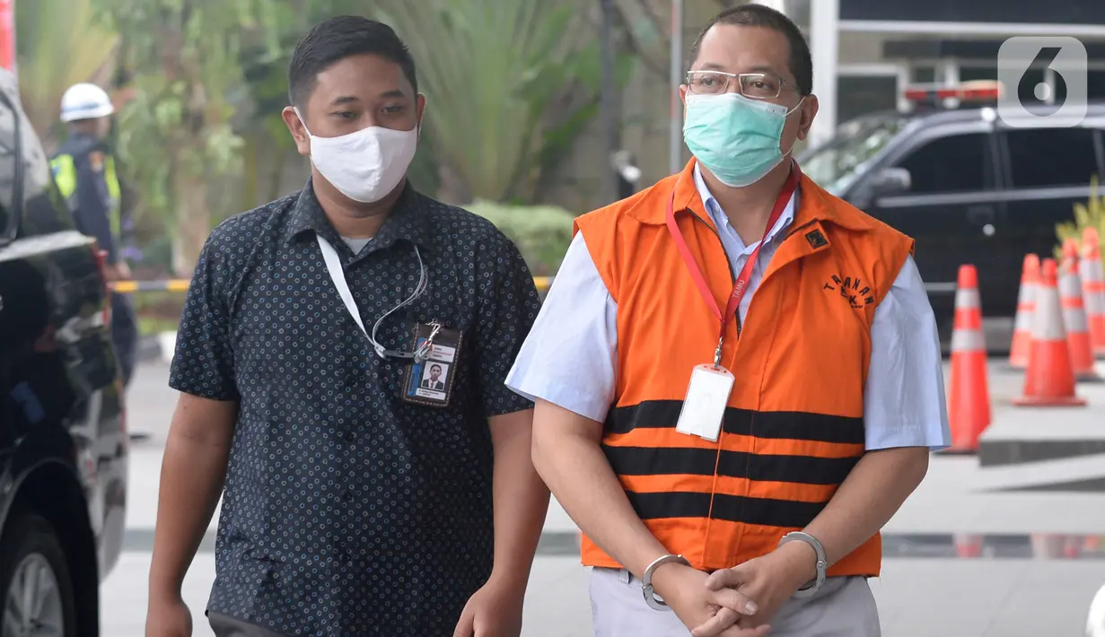 Tersangka mantan Direktur Niaga PT Dirgantara Indonesia, Irzal Rinaldi Zailani berjalan dikawal petugas akan menjalani pemeriksaan oleh penyidik di Gedung KPK, Jakarta, Kamis (2/7/2020). (merdeka.com/Dwi Narwoko)