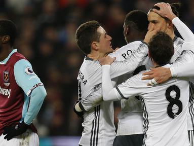 Para pemain Manchester United (MU) merayakan gol yang dicetak Zlatan Ibrahimovic ke gawang West Ham pada laga Liga Inggris di Stadion London, Inggris, Senin (2/1/2017). MU Menang 2-0 atas West Ham. (AFP/Adrian Dennis)