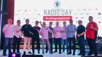Ketua Umum PRSSNI DKI Jakarta bersama jajaran pengurus lainnya dalam acara Radio Day #RadioGueGakMati (Foto: Dokumentasi PRSSNI DKI Jakarta)