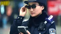 Kepolisian Tiongkok pakai kacamata pintar yang bisa deteksi wajah orang. (Doc: The Wall Street Journal)