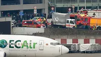Petugas darurat dikerahkan ke lokasi ledakan di bandara Zaventem di Brussel, Belgia, Selasa (22/3). Sedikitnya 13 orang tewas akibat dua ledakan beruntun yang mengguncang ruang keberangkatan bandara tersebut. (REUTERS/Francois Lenoir)