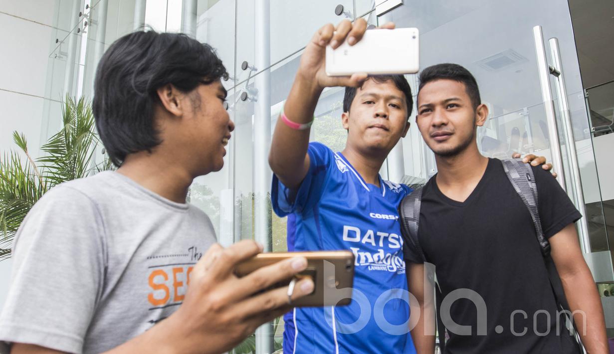 Dengan ramah Gian Zola menerima ajakan para Bobotoh untuk melakukan foto bareng dan juga memberikan tanda tangan kepada para penggemarnya. (Bola.com/Vitalis Yogi Trisna)